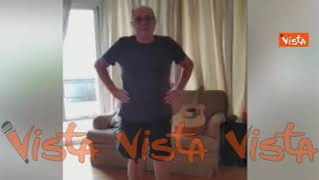 Carlo Verdone torna a camminare dopo doppia operazione all'anca: 