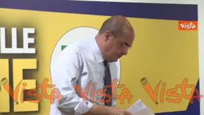 Zingaretti termina conferenza e non trova mascherina. Era sotto il tavolo