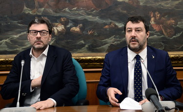 Caos Lega dopo i ballottaggi. Bordata dei fedelissimi a Salvini: Da Giletti era cotto...