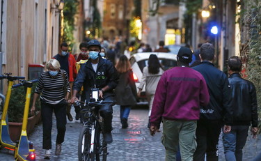 Ha la mascherina e starnutisce sull'autobus. Lo prendono a ceffoni. Finisce con un arresto