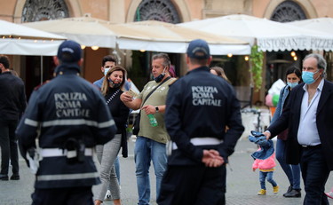 Roma, primo giorno di mascherina obbligatoria (Foto F. Benvenuti - IL TEMPO)