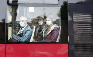 Zampa: sull'autobus coi guanti. Ma per l'Oms aumentano i contagi