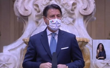 Salgono i contagi, pressioni sul governo per azioni più decise