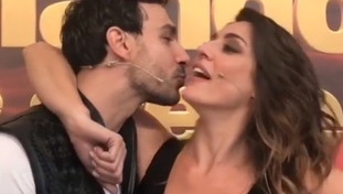 Ballando, alle stelle è l'intesa tra Isoardi e Todaro. E Mariotto li stuzzica: Dietro le quinte...