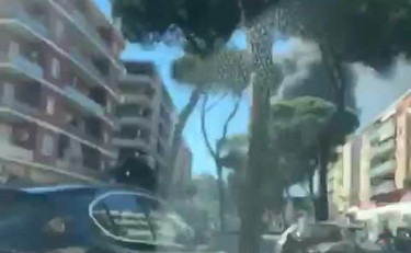 Così brucia a Roma un altro autobus: fumo e paura in pieno centro