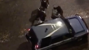 Sprangate ai poliziotti, l'assalto alle volanti. Video choc della guerriglia di Napoli