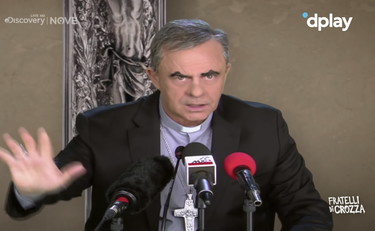 Crozza fa il cardinale Becciu. L'imitazione è irresistibile