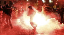 Distrutte macchine e cassonetti. Guerriglia al centro di Roma