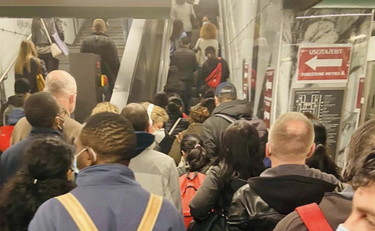 Chiudono palestre e cinema e in metro stiamo così. Salvini smaschera il flop di Conte