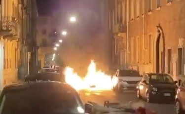 A Torino bruciano i monopattini, scene di guerriglia urbana