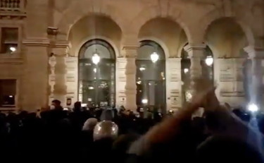 A Trieste nella piazza stracolma cantano l'Inno di Mameli