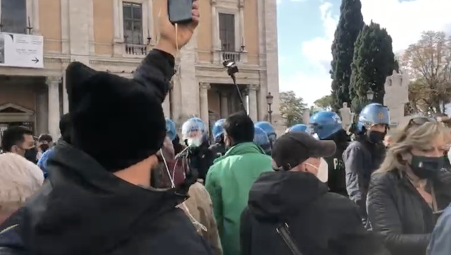 Alta tensione in Campidoglio, Raggi assediata dagli ambulanti: 
