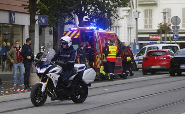 Stazioni evacuate e arresti. La Francia è sotto choc