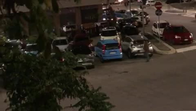 Egiziano prende a sprangate 56 auto a Colli Albani: il video dalle finestre e le grida della gente |VIDEO