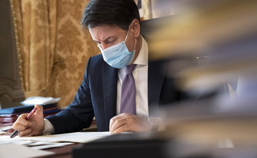 Liti, divisioni, poltrone: la maggioranza traballa e il lockdown mette a dura prova il governo