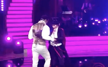 Alessandra Mussolini è Dracula e prende a morsi Maykel Fonts