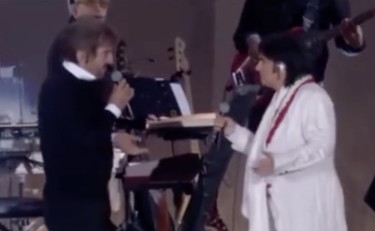 La sorpresa di Gigi Proietti a Renato Zero, il duetto sullo stornello è vietato ai minori