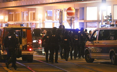 Morti e terrore a Vienna, attentatori in fuga