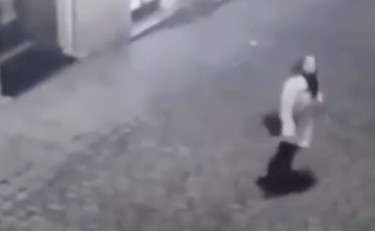 Il terrorista spara al poliziotto al grido di Allah!
