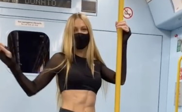 Il distanziamento c'è ma...Taylor Mega super hot sotto la metro
