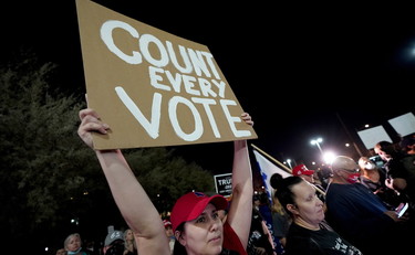 Biden a un passo dalla Casa Bianca ma Trump non ci sta. Proteste e arresti