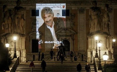 Proietti, caos al cimitero per la cremazione. Imbarazzo per Roma