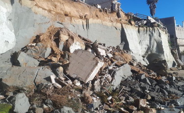 Tragedia sfiorata in spiaggia. Ad Anzio crolla il costone