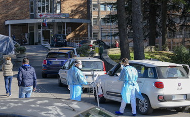 Bollettino Coronavirus: 25mila nuovi casi ma meno tamponi. I morti sono 356