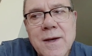 Carlo Verdone risponde agli auguri di Enzo Salvi. E lo fa sciogliere