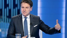 Quel telefonino di Conte in tv è una grave caduta di stile