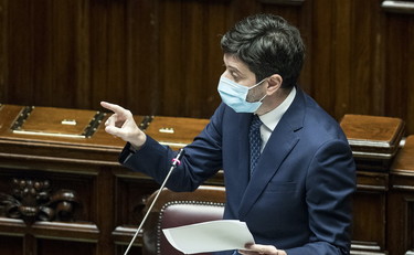 Covid, il 2 dicembre il piano vaccini. "Lo gestirà lo Stato, non le Regioni"