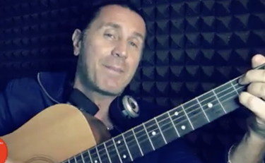 Povia le canta a Speranza e Big Pharma: vaccino obbligatorio? Col ca**o!