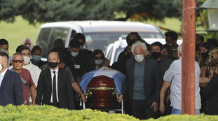 Sepolto Maradona si scannano sull'eredità. È morto povero ma è giallo sul patrimonio