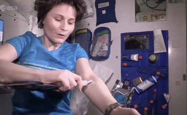 Come lavarsi nello spazio. Ecco il trucco di Samantha Cristoforetti