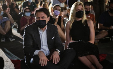 La fidanzata di Conte con la scorta perché turbata