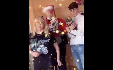 Mara Venier si lancia in una danza scatenata in ciabatte la mattina di Natale