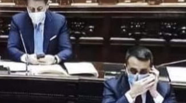 Il genio Di Maio pizzicato al telefono. FdI lo massacra: la foto che dice tutto!