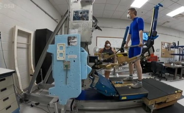 Spazio, come si allena un astronauta sull'Iss: il video di Maurer