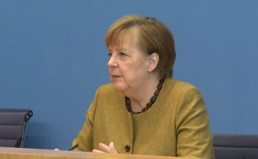 Merkel in affanno su pandemia e piange anziani morti per il Covid