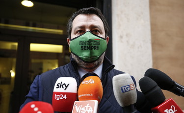 Ti manderanno a casa. Disastro Campidoglio, Salvini fa tremare la sindaca Raggi