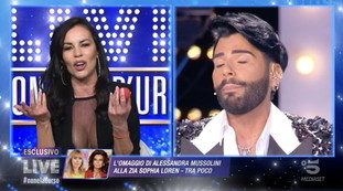 Scintille con Federico fashion style, cos'ha in mano Antonella Mosetti