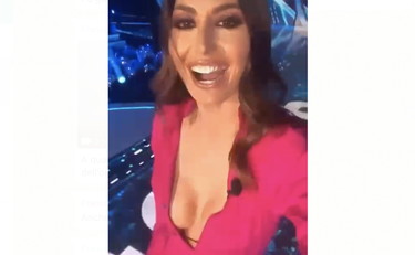 Elisabetta Gregoraci, show nel camerino. Scollatura 