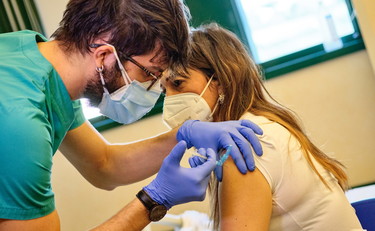 I vaccini ci sono ma mancano i medici