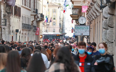 Assembramenti in centro, chiusa via del Corso