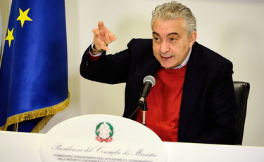 Nessuna risposta su vaccini e siringhe. Arcuri ha altro da fare