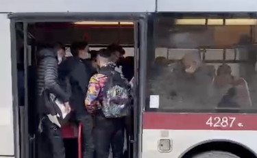 Autobus strapieni, studenti come sardine