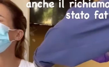 Vaccinata e contenta. Elisabetta Canalis può tornare in Italia