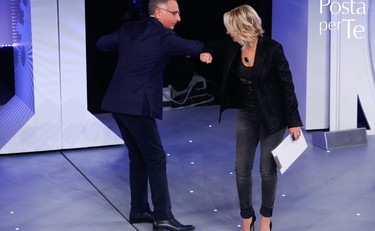 Paolo Bonolis show a C'è posta per te. Così imbarazza Maria De Filippi