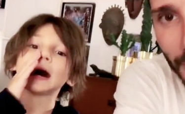 Stefano De Martino fa lezioni di napoletano. Il figlio Santiago scugnizzo perfetto