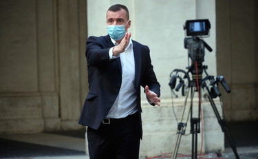 Rocco Casalino consiglia Draghi: ricordati Monti e la scivolata sul cagnolino